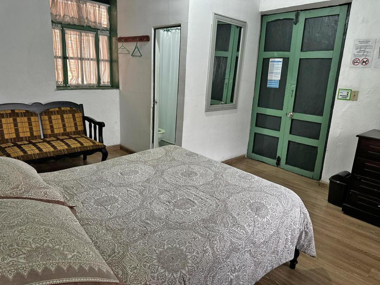 Hostal Latina クエンカ エクステリア 写真